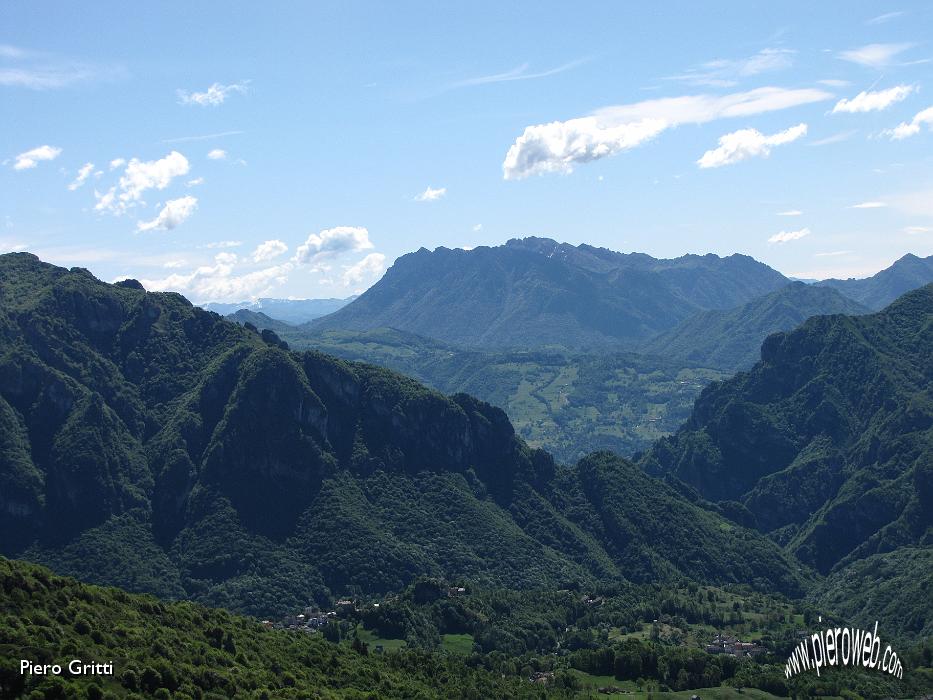 18 Vista verso Val Taleggio, Brembana e , oltre, l'Alben.jpg